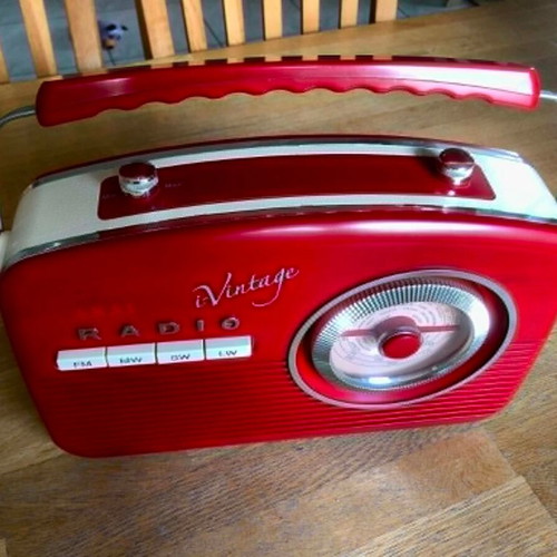 Akai i-Vintage radio like new, red wood effect