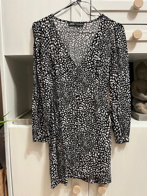Zara mini dress black and white with open neckline and buttons small new