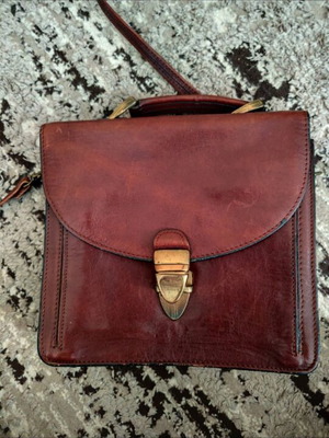 Καφέ δερμάτινη γυναικεία τσάντα χειρός μεταχειρισμένη με λουράκι