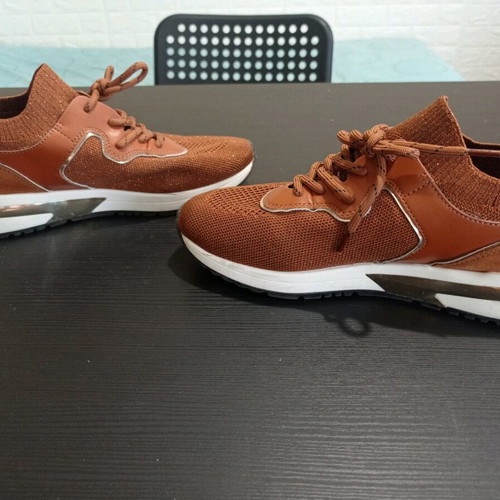 La Strada women's sneakers like new, brown with gold details