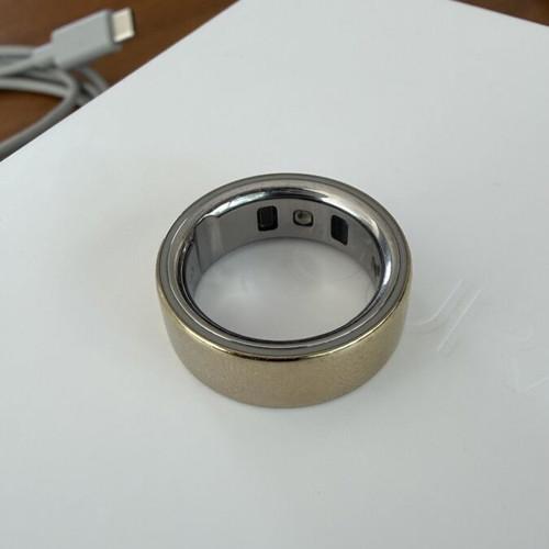 Oura Ring 4 Gold Size 8 like new with original box and accessories
