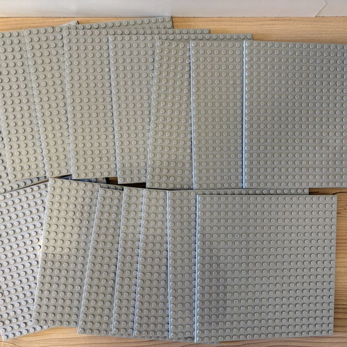 Base plates for figures and building blocks, pack of 16