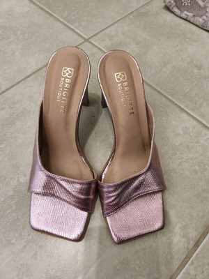 Leather pink sandal like new, size 37
