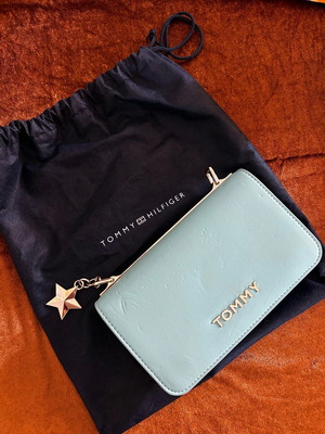 Tommy Hilfiger bag used 20x12x5