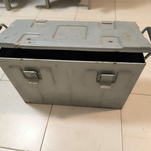 Military Metal Box vintage 1940 used, collectible militaria
