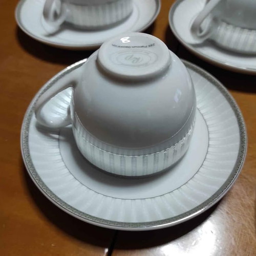 Richmond porcelain serving set used, 28 pieces with 24k platinum decoration