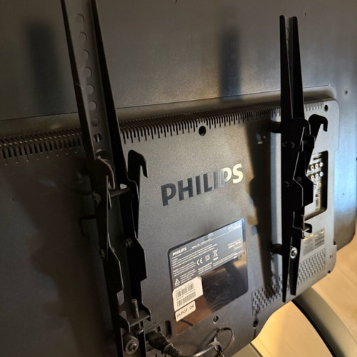 Philips TV 42 inches used, speakers not fully working, wall mount included