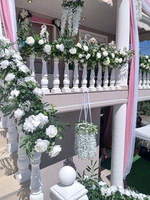 Wedding decoration 2 meters with greenery and white roses used