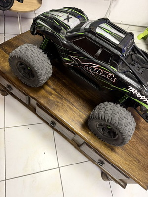 Traxxas Xmaxx 1/5 τηλεκατευθυνόμενο σαν καινούργιο με έξτρα φώτα και αξεσουάρ
