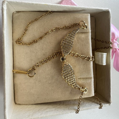 Necklace angel wings with zircon like new, gold color