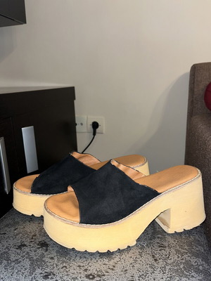 Black platform sandals size 40 used with torn strap