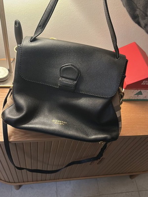 Burberry кожена чанта тип кросбоди като нова