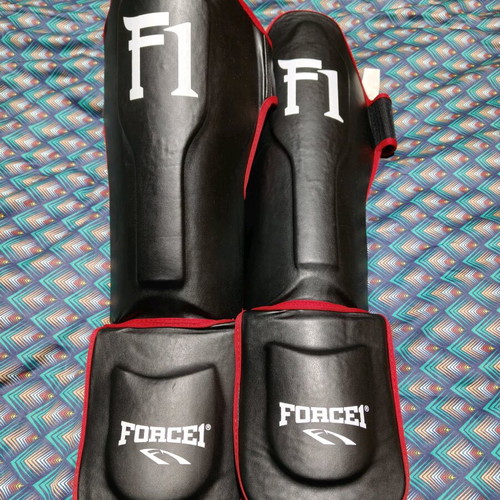 Force 1 shin guards like new, synthetic leather medium size