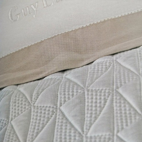 Guy Laroche bed sheet set with azur and silky border new