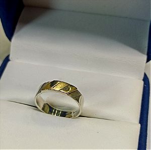 ασημένιο δαχτυλίδι με χρυσές λεπτομέρειες