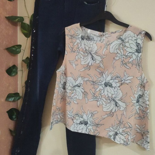 Staff jeans like new with peach floral top gift