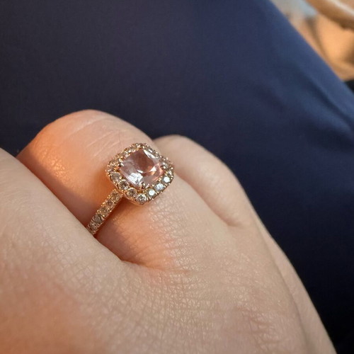 Златен пръстен 18К с розов камък Morganite и диаманти като нов