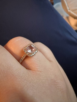 Златен пръстен 18К с розов камък Morganite и диаманти като нов