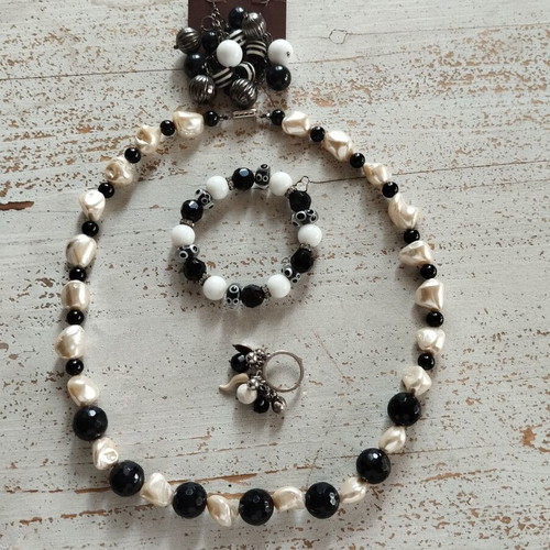 Jewelry set white-black faux like new