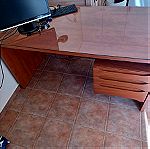  Γραφείο από ξύλο κερασιάς με τζάμι και 3 συρτάρια.