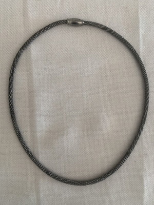Women's Necklace gray, new with magnetic clasp