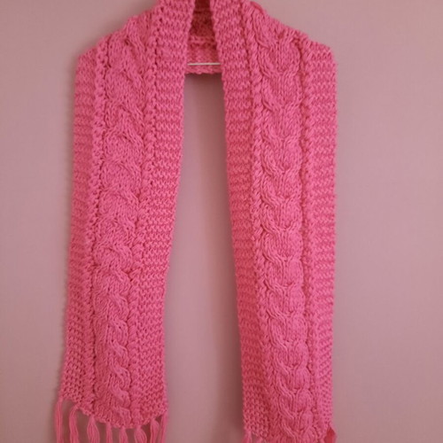 Women's pink knitted scarf like new with pattern and fringes