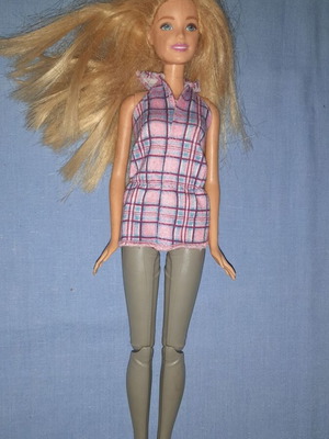 Barbie μεταχειρισμένη με ξανθά μαλλιά και καρό φανελάκι