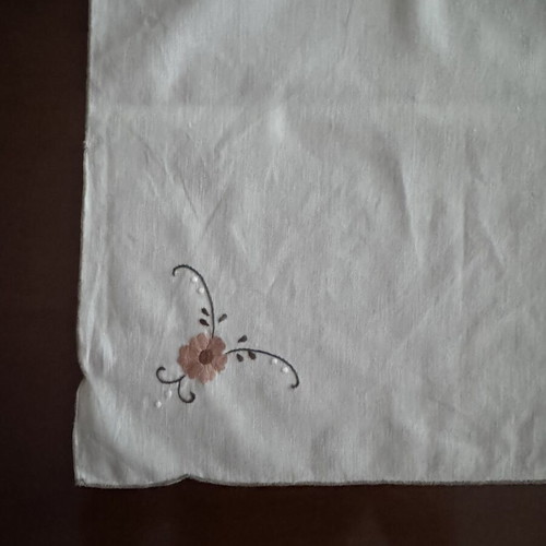 Set of 2 white napkins with flower like new