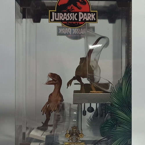The Noble Collection Jurassic Park Velociraptors PVC Diorama Set new