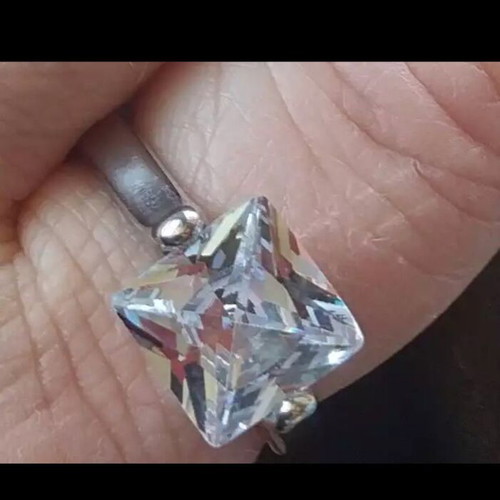 Eli Ring new with large faceted white diamond