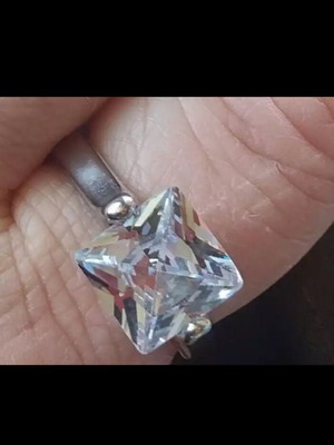 Eli Ring new with large faceted white diamond