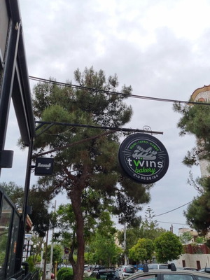 Ταμπέλα φωτιζόμενη σαν καινούργια για κατάστημα 1.20x1.20 με αυτοκόλλητο
