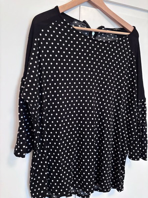 Zara w&b size L like new with zipper and transparent sleeves
