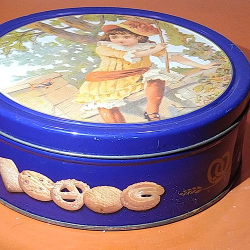 Metal biscuit tin for storage with 18cm diameter