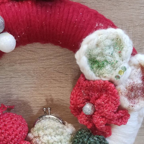 Decorative Christmas wreath with woolen elements new