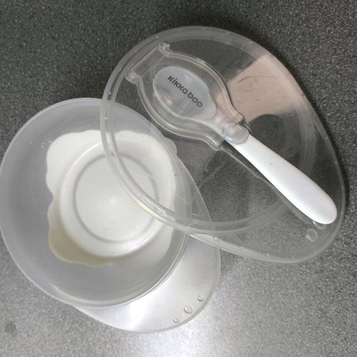 Baby food set used, 2 bowls with lids and spoons