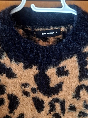 Pink Woman knit sweater like new with leopard print in black and brown