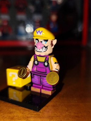 Wario минифигура като нова с поставка, кутия с въпросителен знак, монети