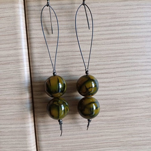 Dangling earrings new with double beads in green and black