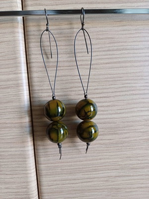 Dangling earrings new with double beads in green and black