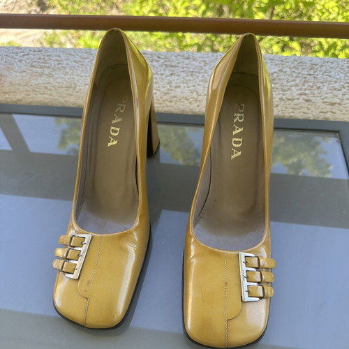 Prada Vintage 90s Leather Block Heel Pumps EU39 used, gold
