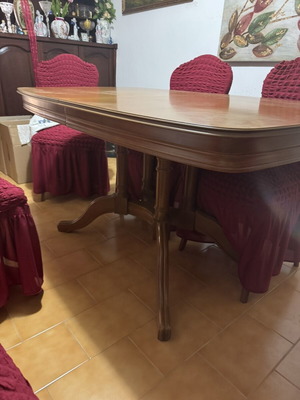 Σετ τραπεζαρίας από μασίφ ξύλο με επεκτεινόμενο τραπέζι και 6 καρέκλες με καλύμματα