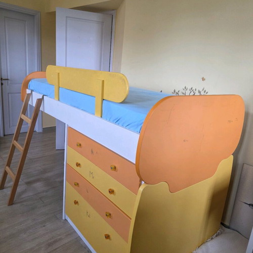 Child bed used with 4 drawers and brand new mattress