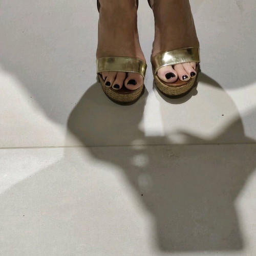 Vince Camuto platform sandals like new, leather straps, size 37, gold