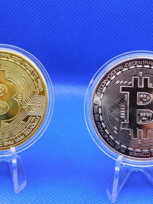 Collectible souvenir coin set of 2, gold and silver color
