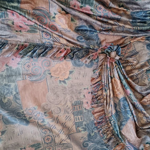 Curtain with decorative top piece, pack of 1