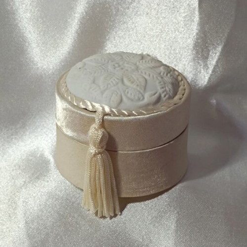 Mini jewelry box like new, beige