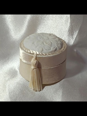 Mini jewelry box like new, beige