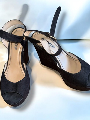 Scoop Black Platform Wedge Heels Like New Size 37