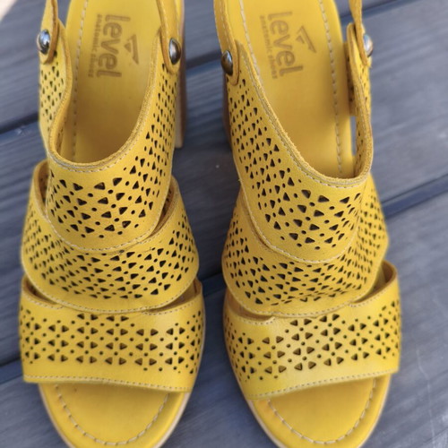Level Anatomic women's anatomical yellow leather sandals size 37 like new